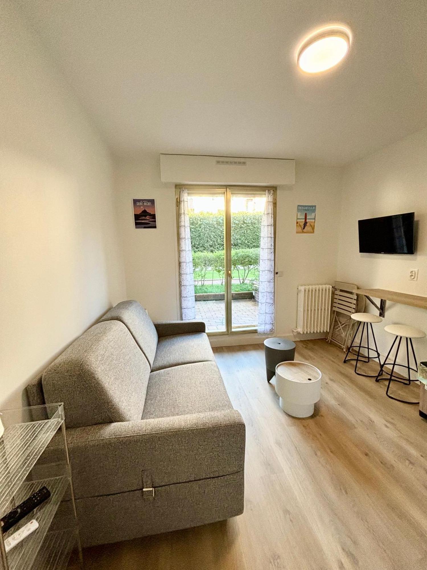 Studio En Rez De Jardin Deauville Centre Et Plage Bagian luar foto